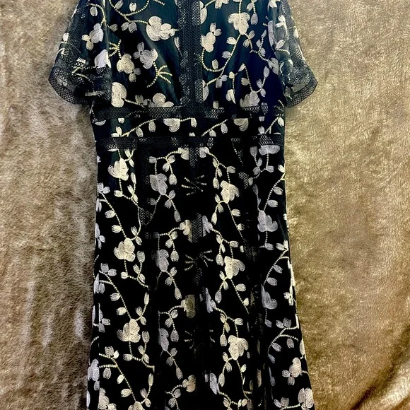 Lace and  embroidered detail dress - Picture 2 of 7